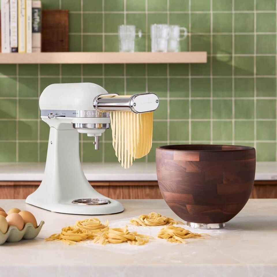 KitchenAid Artisan 4,7 L Stand Mikser ve Ahşap Kase 5KSM156WBEPL