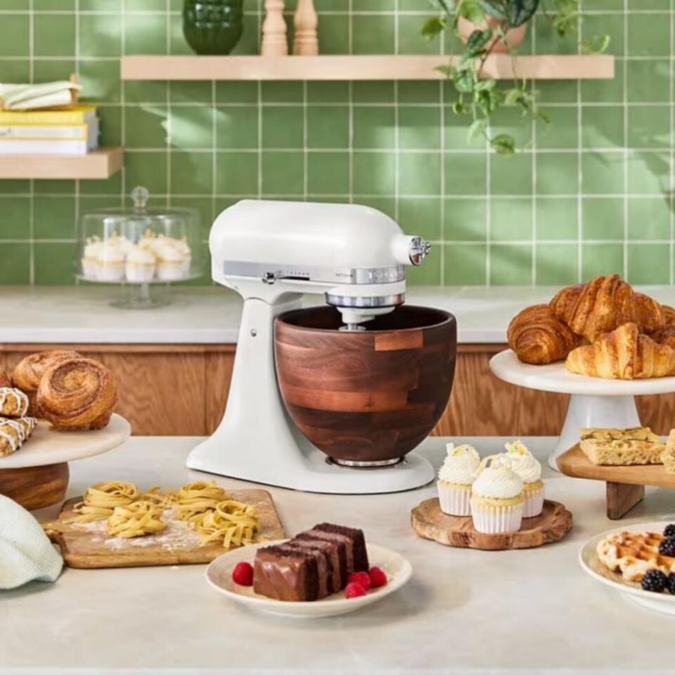 KitchenAid Artisan 4,7 L Stand Mikser ve Ahşap Kase 5KSM156WBEPL